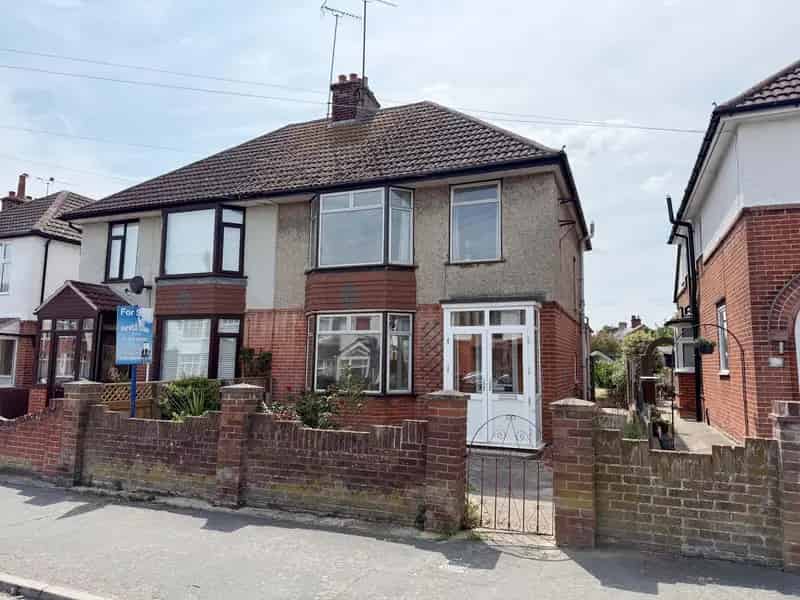 Semi Detached House Near Seafront and Town Centre