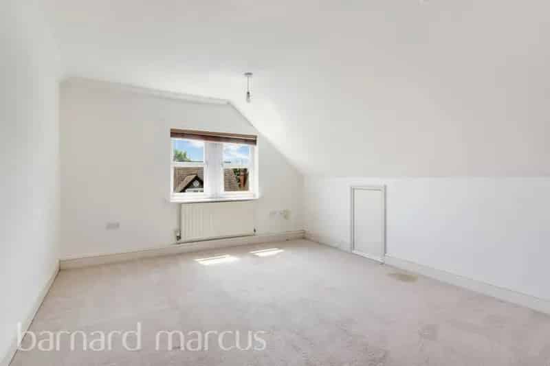 2 Bed 2 Bath Top Floor Apartment Near East Croydon Station