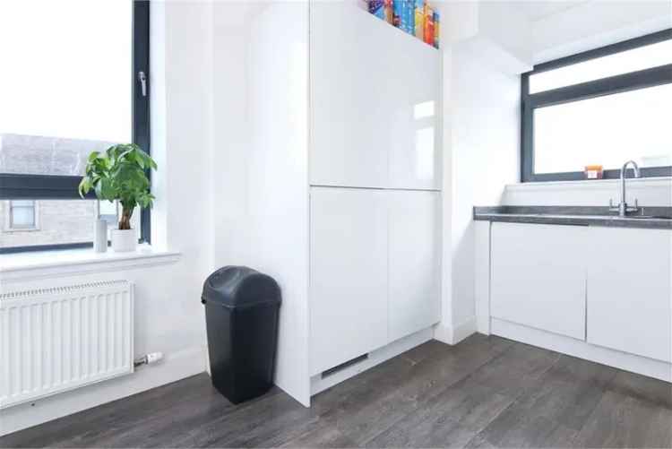 2 Bed Flat - Top Floor with 1 Reception Room