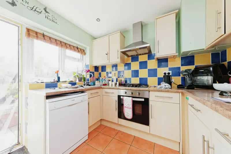 23 Bedroom Chalet Bungalow with Garden Parking Garage Near Stations