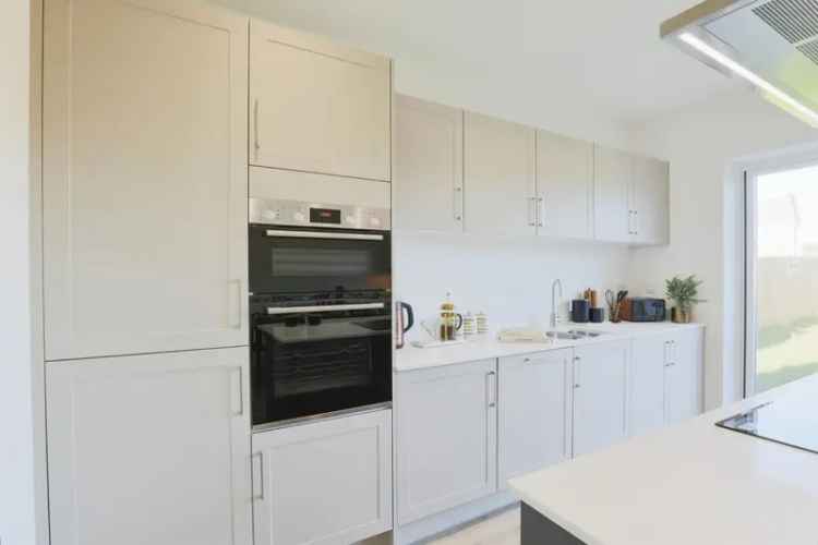 Four Bedroom Home Near Moreton Train Station