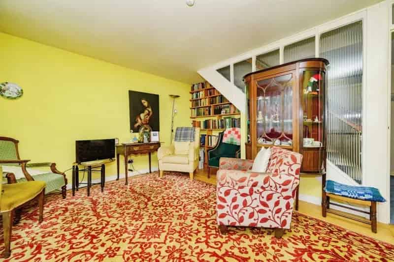 Three Bedroom Family Home with Garden Garage and Parking