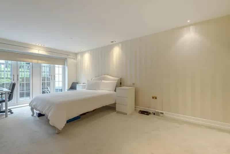 Luxury One Bedroom Apartment with Terrace and Parking Near Bromley Stations