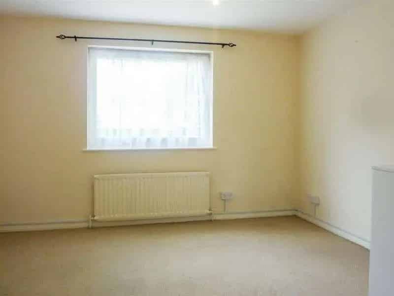 2 Bed Flat for Sale in Cheltenham The Park No Onward Chain