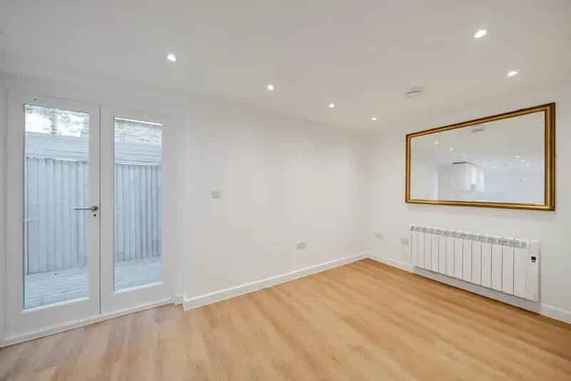 One Bedroom Flat near West Hampstead Stations