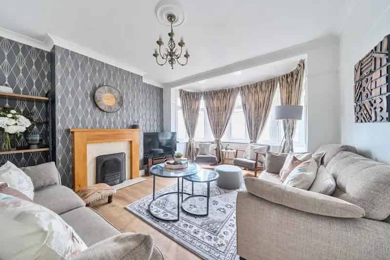 Impressive Five Bedroom Family Home Near South Norwood Lake
