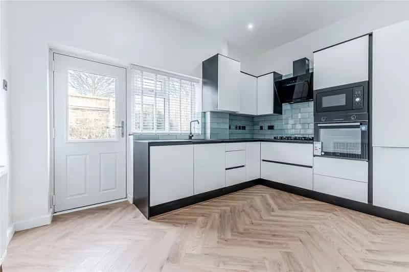 3 Bedroom Victorian Terrace Horsforth - Modern Kitchen and Garden