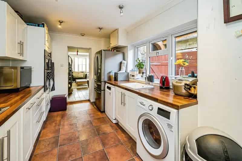 Four Bedroom Mid Terrace House Near Elizabeth Line