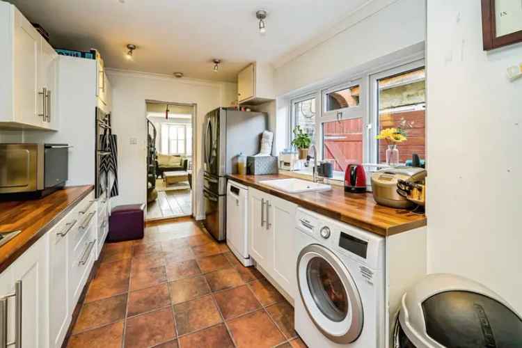 Four Bedroom Mid Terrace House Near Elizabeth Line