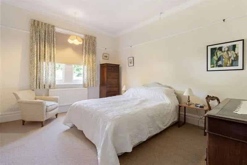 5 bed house for sale
