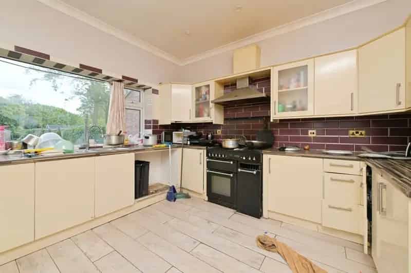 Five Bedroom Detached Home with Conservatory and Ample Parking