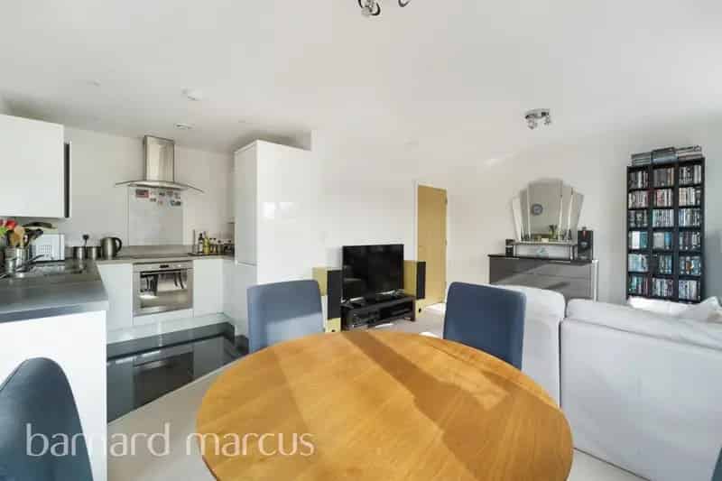 Two Bedroom Modern Flat with Ensuite and Parking