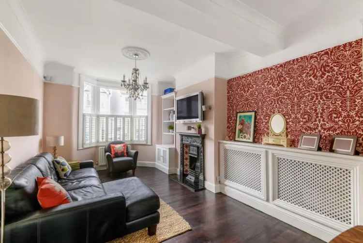 Spacious Two Bedroom Terrace House Near Mainline Stations