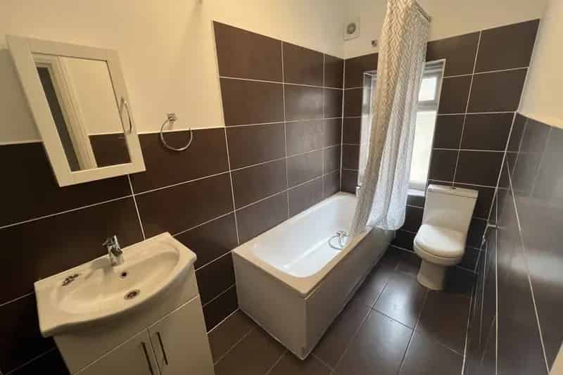 Modern 2-Bedroom Flat Near Bexhill Town Centre Station Seafront