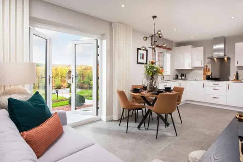 3 Bedroom Detached House For Sale Near Town Centre
