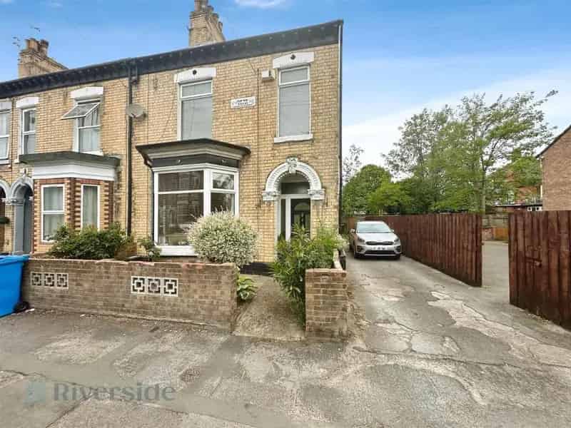 5 bed house for sale