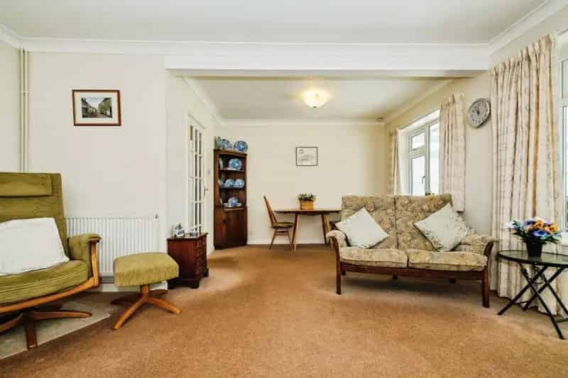 Spacious 2-Double Bedroom Detached Bungalow Near Worthing Seafront