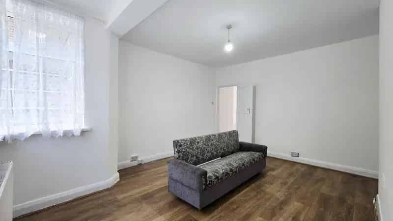 3 Bedroom Flat Whitechapel East London Near Tube