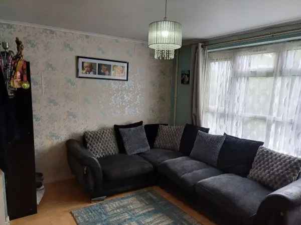 Flat For Rent in Broxbourne, England