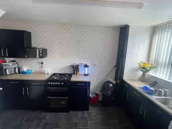 2 Bed Maisonette Near Shops Seeking Larger House