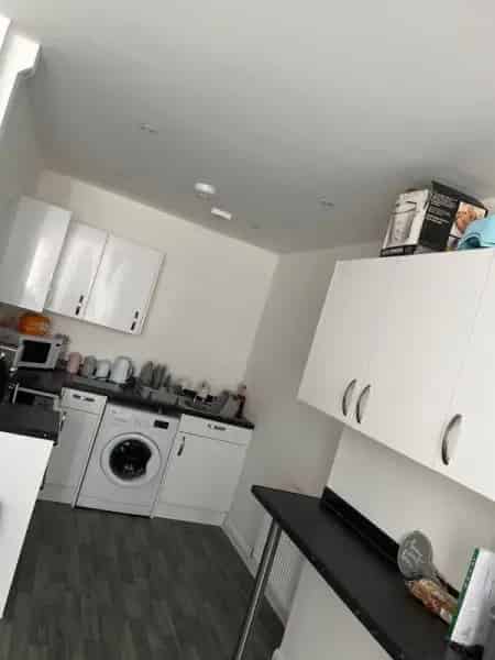Modern 2 Bed First Floor Flat with Parking Near Shops
