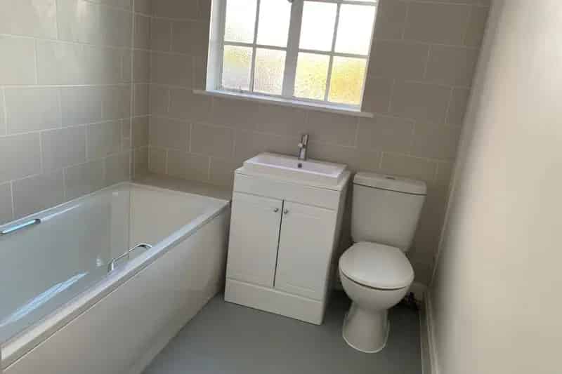 Spacious Refurbished Top Floor Apartment Near Watford Junction Station