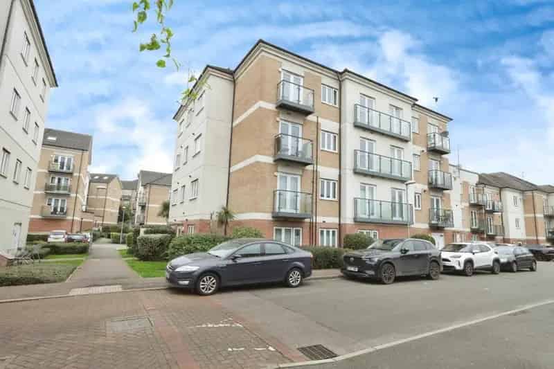 Stylish First Floor Apartment Two Double Bedrooms Allocated Parking