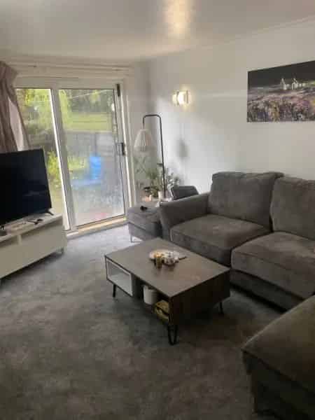 One Bedroom Flat Near Denton Shopping Centre