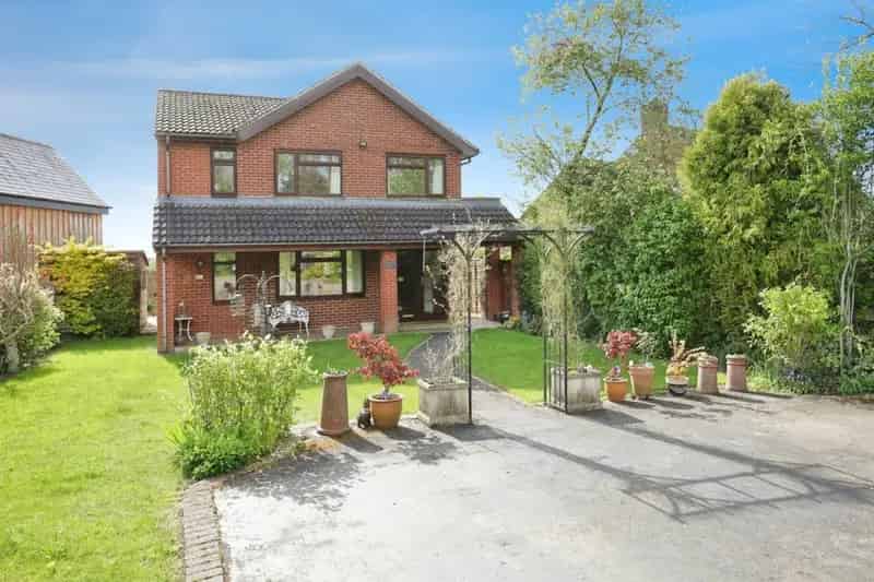 Spacious 3-Bed Detached Home in Priors Marston