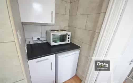 16m² Southampton Studio Flat Near University Part Furnished