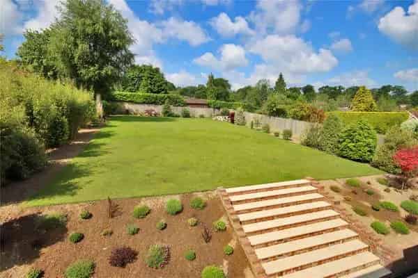 Sevenoaks Family Home: Modern Kitchen, Gardens, Ample Parking
