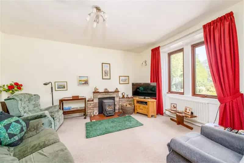 4 Bed House - Detached with 2 Reception Rooms