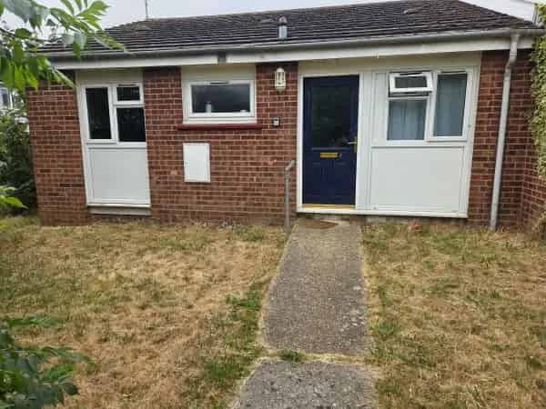 2 Bed Bungalow Near Shops and School Pets Allowed
