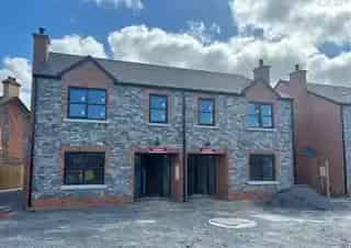 Semi Detached Home 3 Bed Gas Heating Fitted Kitchen Turnkey Finish