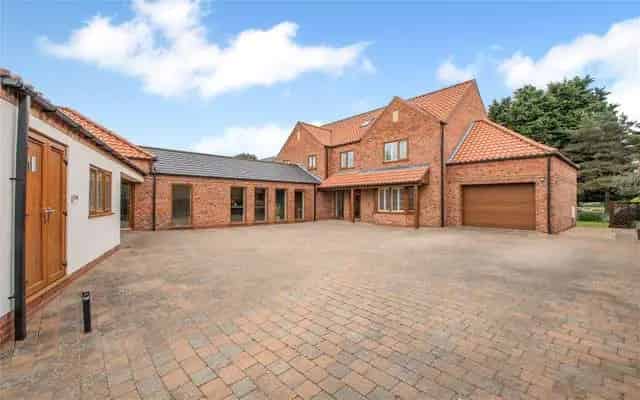 Spacious 5-Bedroom Detached Home with Modern Finishes