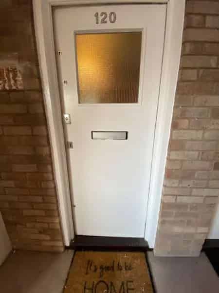 1 Bedroom Flat with New Bathroom and Communal Garden