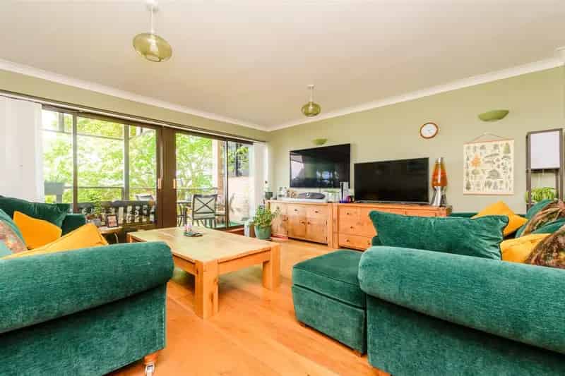 3 Bedroom Duplex Flat for Sale Near High Street and Station