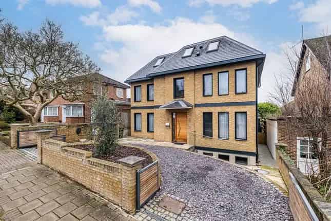 Detached House for Sale in London SW15
