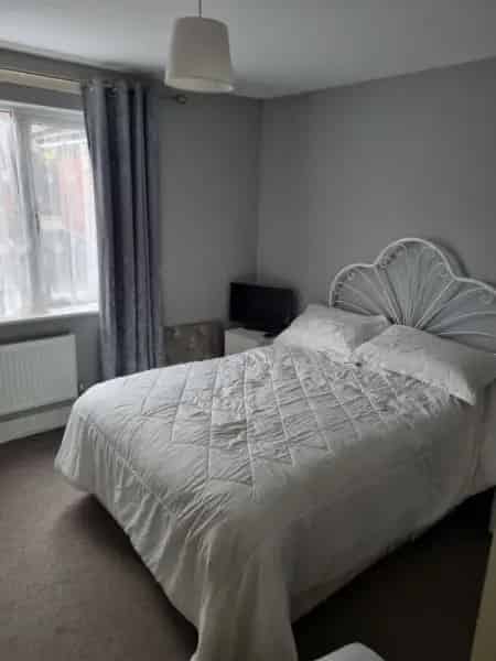 Modern Ground Floor 1 Bed Flat Near Shops and Bus Stops