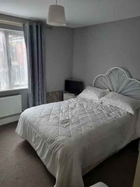 Flat For Rent in Reigate and Banstead, England