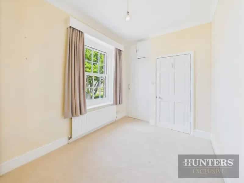 6 Bed Detached House for Sale in Scalby