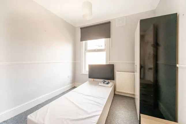 6 Bedroom House to Rent Manor Park London E12 Short Let