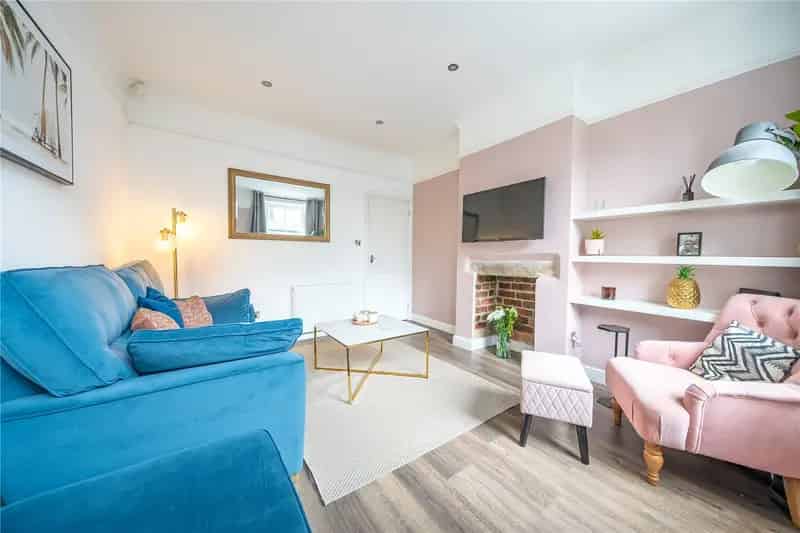 Two Bedroom Yorkshire Stone Terrace Near Hall Park Horsforth