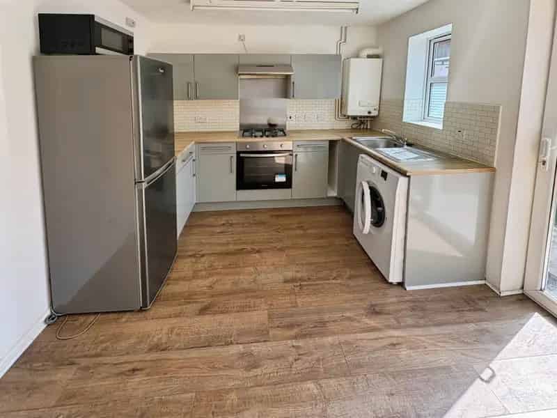 2 Bedroom Semi-Detached House with Garage and Parking