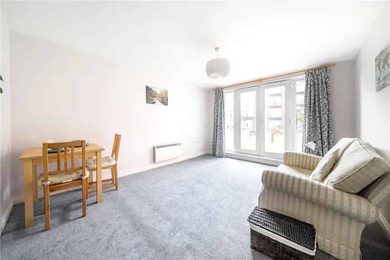 2 Bedroom Ground Floor Apartment Exeter Modern Design Allocated Parking