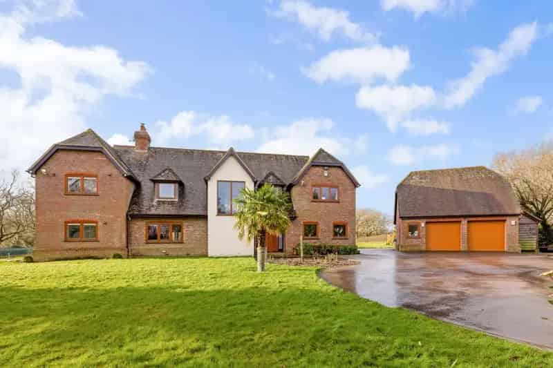 6 Bedroom Detached House For Sale