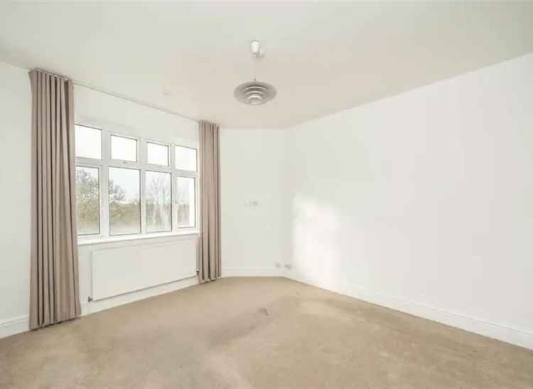 Flat For Sale in Shoot-up Hill, London, England