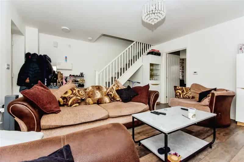 3 Bed House Near Town Centre Off Street Parking