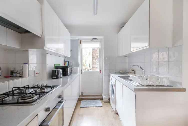 Stylish 2-Bedroom Apartment Near Queens Park Station - 3 Month Rental