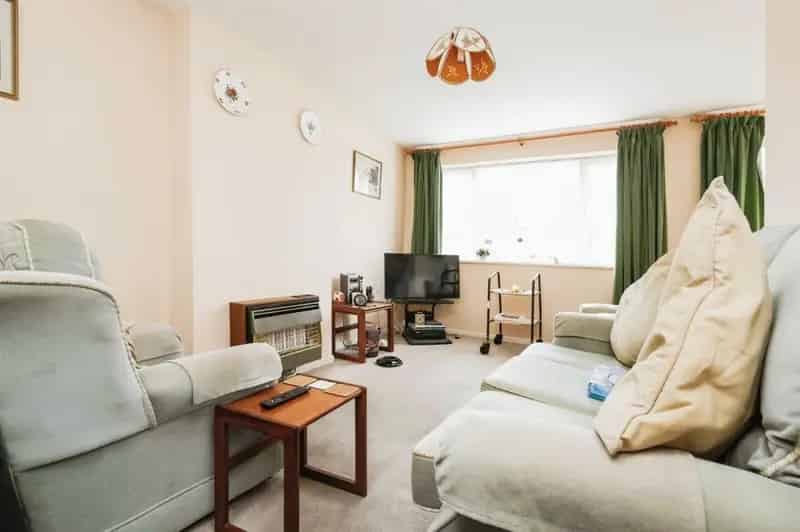 3 Bed Family Home Large Garden Driveway No Upwards Chain